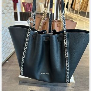 Untouch brand new Authentic Michael Kors Mina Large Chain Shoulder Bag (Black)